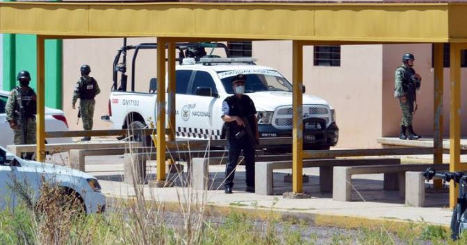 Comando detona coches bomba y libera a 9 reos en Tula, Hidalgo