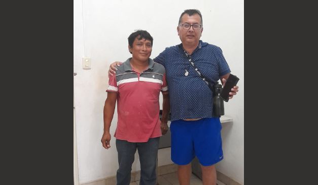 Intendente del parador de Chichén halla un celular y lo devuelve a turista de Perú