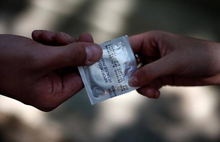 Culpan a los millennials por caída en venta de condones