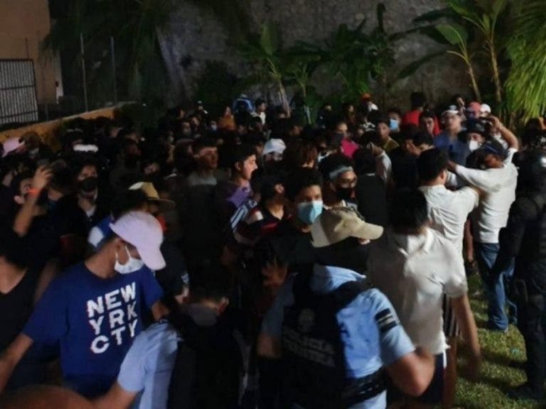 Acapulco: Autoridades frustran fiesta de halloween con 300 jóvenes