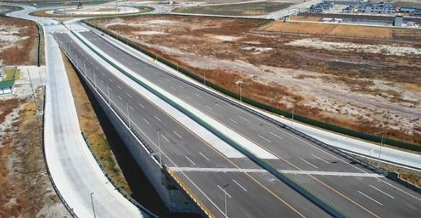 AMLO inaugura carretera  de acceso al AIFA; pero termina evento y  la cierran