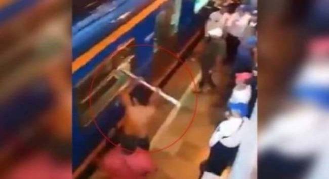 A tubazos se pelean en la Línea A del Metro: VIDEO