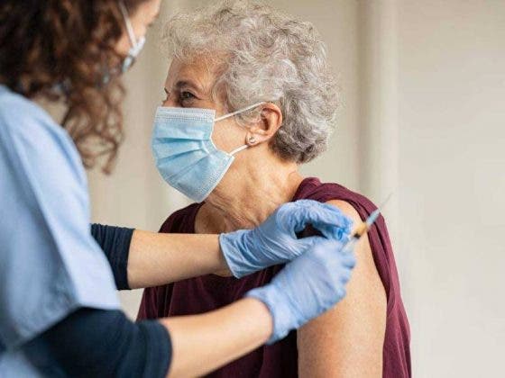 Adultos mayores reciben llamadas para saber si se aplicarán la vacuna antiCovid