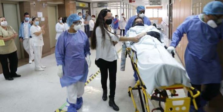 Tras 50 días intubado por COVID, fue dado de alta del Hospital La Raza