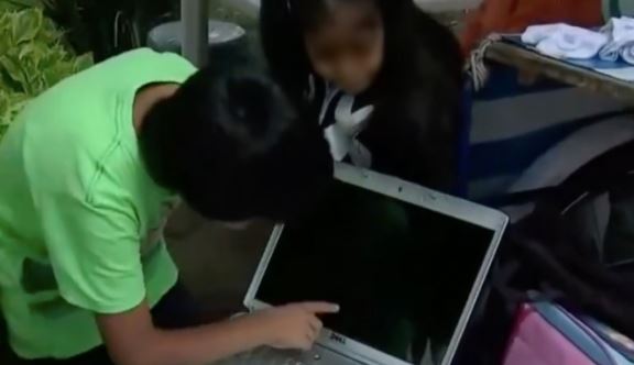 Ciudadanos regalan laptop a hermanos que toman clases en la calle