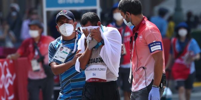 Marchista llega último, una hora después, y recibe ovación porque no se rindió