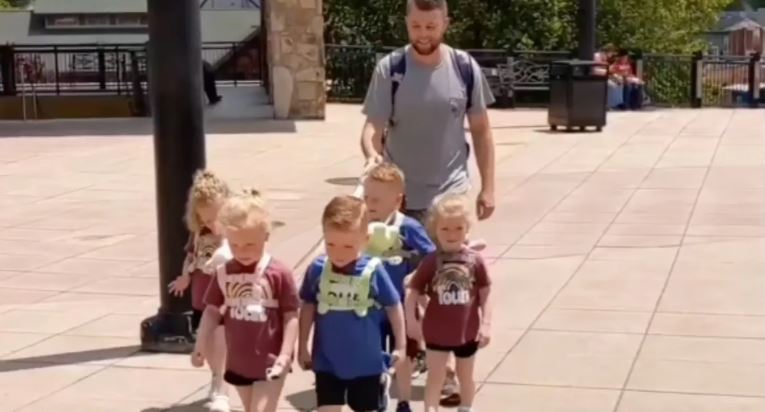 VIDEO: Critican a papá que paseaba a sus hijos amarrados con correas ¿Era por seguridad?