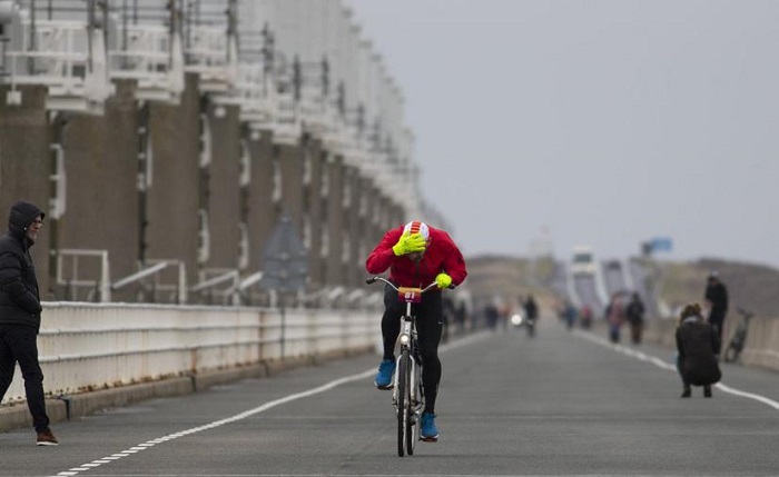 Ciclistas holandeses desafían a la tormenta Ciara