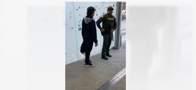 (VÍDEO) Así escapó ladrón de la policía cuando esperaban la patrulla para llevárselo