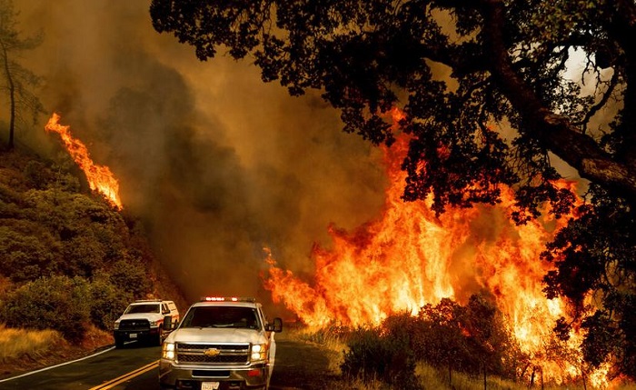 Tres incendios en California desalojan a 250 mil personas; reportan 7 decesos