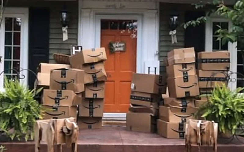 Mujer recibe 150 paquetes de Amazon que no pidió; decide donar todo