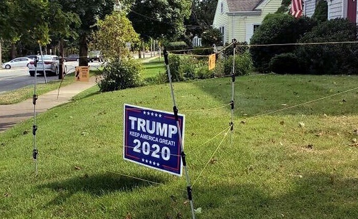 Hombre crea valla eléctrica para evitar que le roben sus carteles de Trump