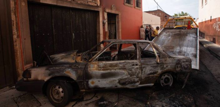 Violencia se extiende a Morelia; queman patrullas y autos particulares