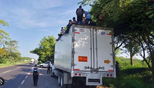 Veracruz: Abandonan camión con 148 migrantes, incluyendo a decenas de niños