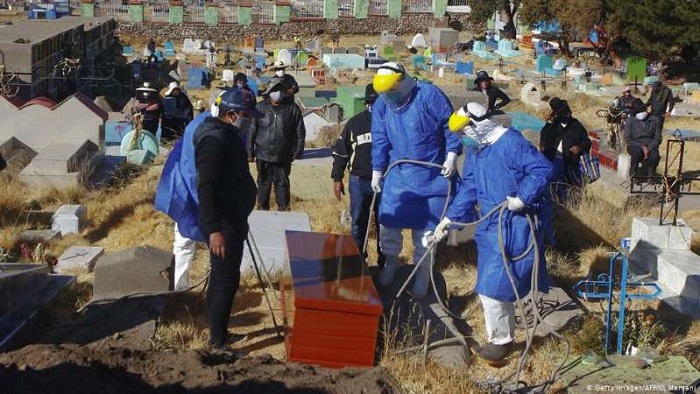 Covid en Perú: “Es como si a diario cayera una avión lleno de gente”