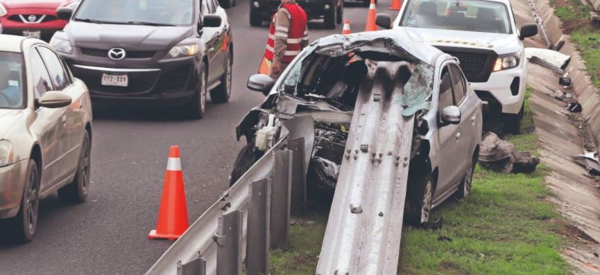 Se duerme manejando e incrusta su auto en una valla, en la México-Pachuca