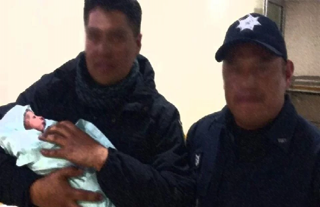 Policía ayuda a mujer a dar a luz en un taxi en Zacatecas