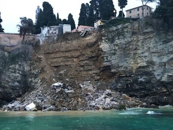 VIDEO: Cementerio se desploma y decenas de tumbas caen al mar