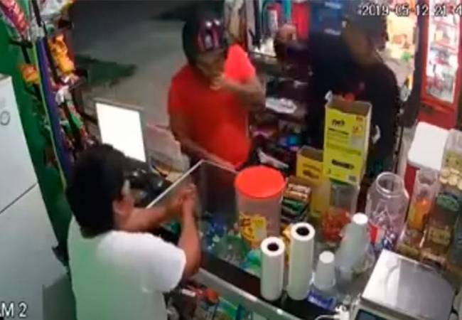 Cuchillo en mano, roban tienda en Quintana Roo
