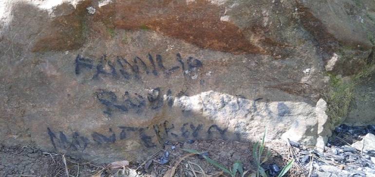 Familia firma "Piedra del Elefante" y la daña; tiene miles de años de existencia