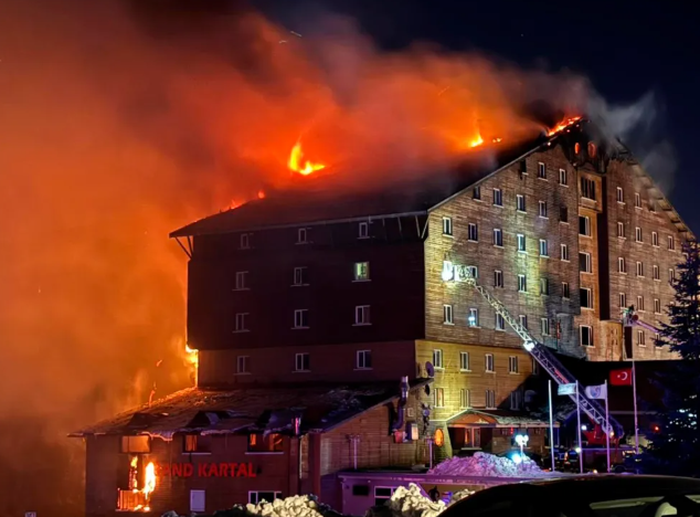 Incendio en un hotel de Turquía deja al menos 69 muertos