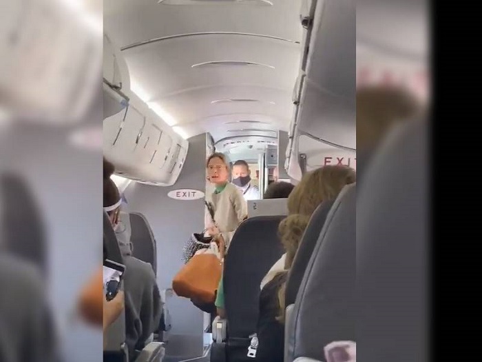 Mujer se negó a usar cubrebocas en el avión y así la expulsaron del vuelo
