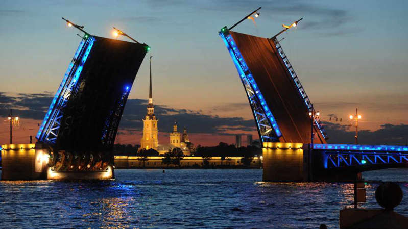 Puente levadizo se abre con un auto encima ¡Vaya susto!