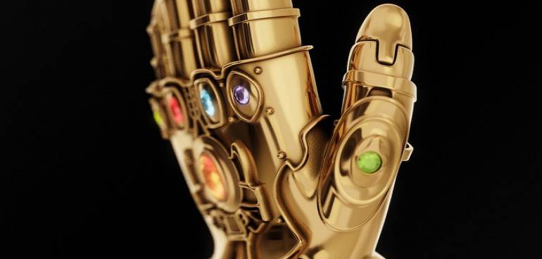 El lujoso cargador para iPhone en forma del guante de Thanos: 7,579 Dlls.