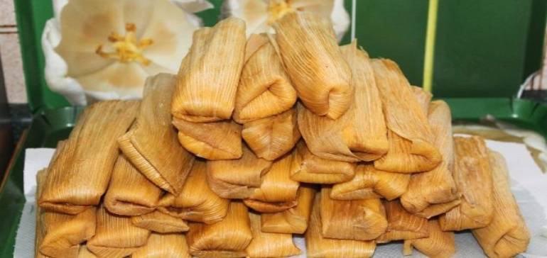 Estadounidenses descubren que la hoja de maíz del tamal NO se come