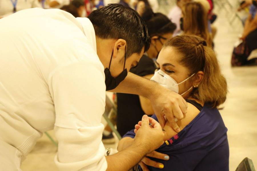 Personal de salud comenzó a recibir hoy la vacuna de refuerzo contra Covid