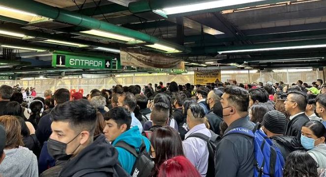 CDMX: Usuarios del Metro denuncian ‘colapso’ de trenes en 6 líneas