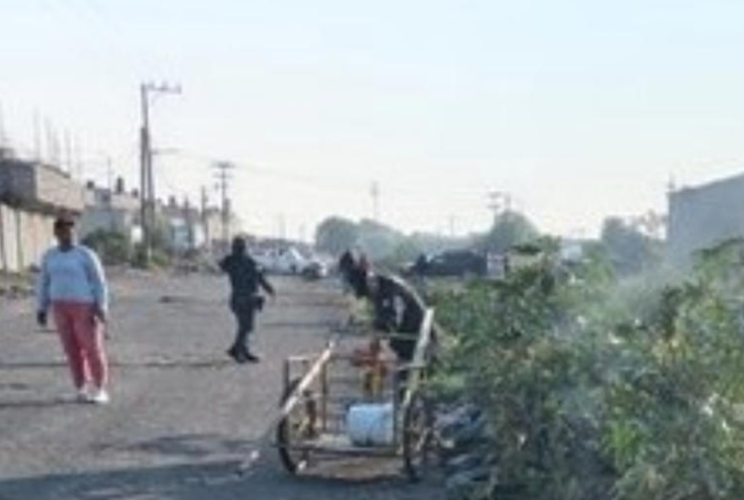 Vecinos lo 'cacharon' con cadáver en un triciclo en el Edomex ¡Casi lo linchan!