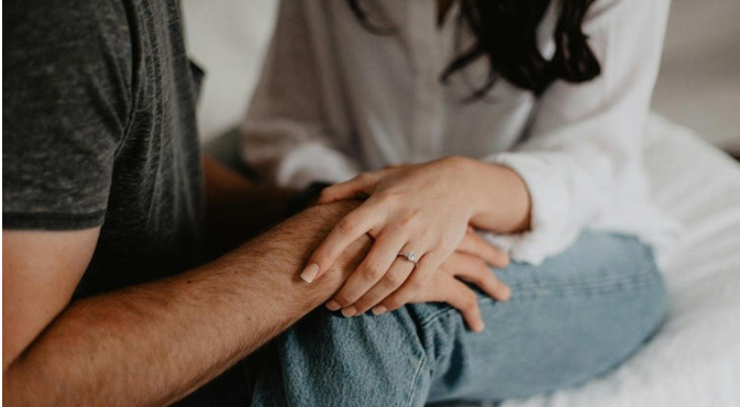 Por qué un hombre nunca deja a su amor clandestino, según la psicología masculina