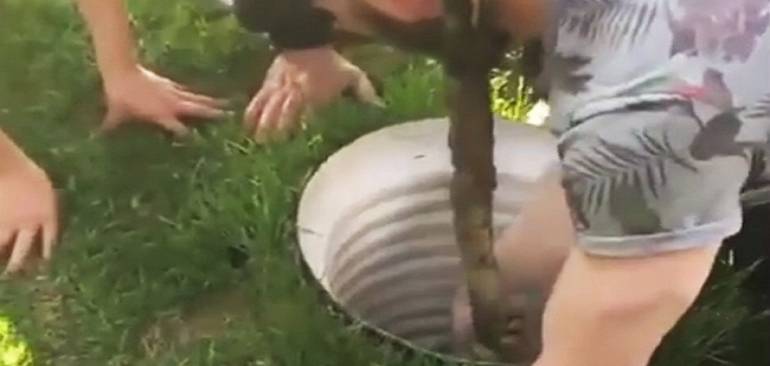 VIDEO: Niño se mete a una tubería llena de agua para rescatar a niña atrapada