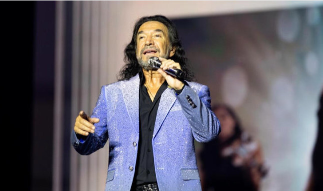 El Buki deleita a fans con música, anécdotas y baile; la lluvia no impide lleno total en el GNP