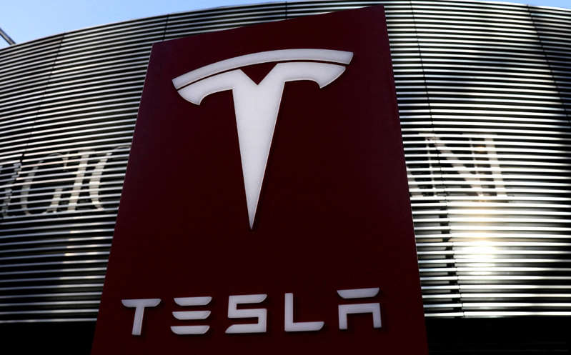 Tesla retira 947 autos en EE.UU. por fallo en retrovisor -NHTSA