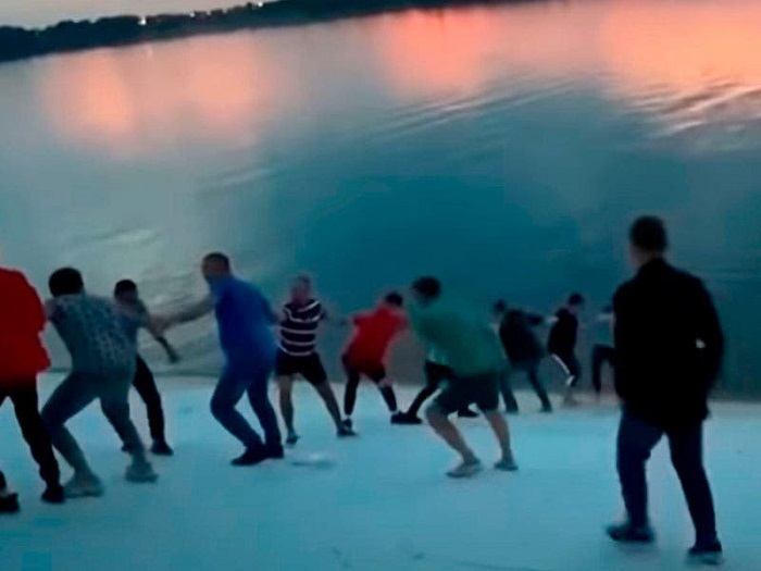 Una "cadena human" recata a mujer tras caer a un río en Rusia