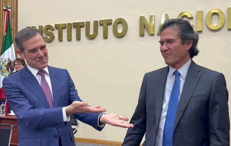 Consejo general recibe con aplausos a Edmundo Jacobo al reintegrarse al INE