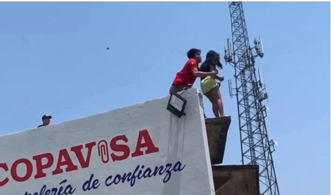 Bomberos de Tamaulipas evitan que una menor se lance al vacío