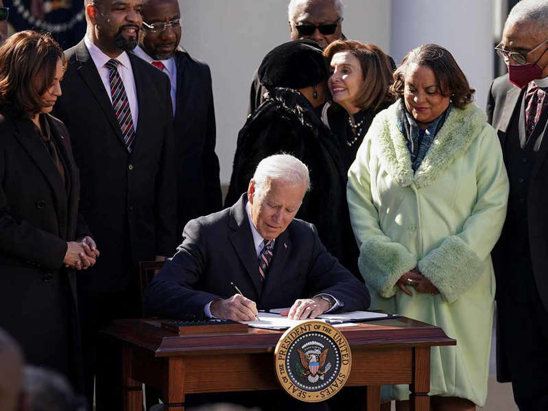 Biden firma ley que convierte al linchamiento en crimen de odio