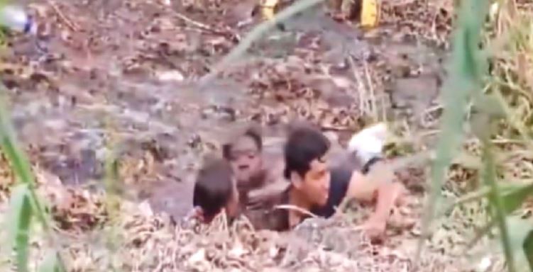 (VÍDEO) Mueren 2 migrantes ahogados entre fango en el Río Bravo; la "migra" solo mira