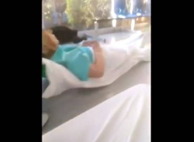 (VIDEO) Arrastran a pacientes por el piso tras falta de camillas en IMSS