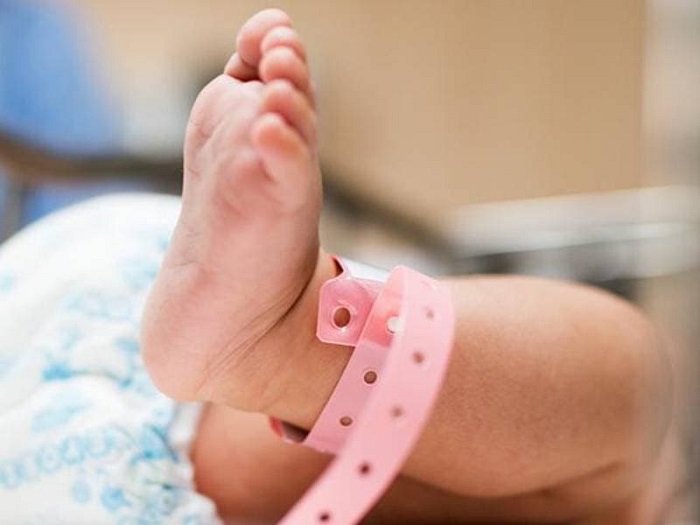 Mujer arroja por la ventana de un hospital al bebé recién nacido de otra; la perdonan