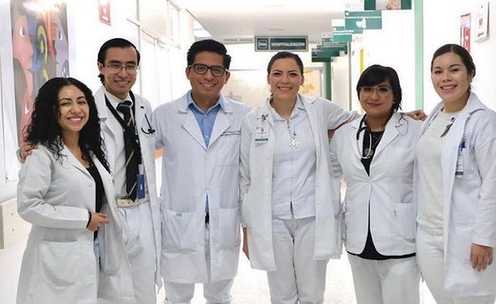 El IMSS dobla el sueldo a médicos que atienden pacientes críticos con Covid