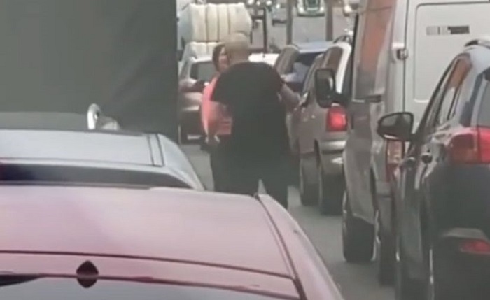 VIDEO: Pareja aprovecha el caos vial para bailar en medio del tráfico