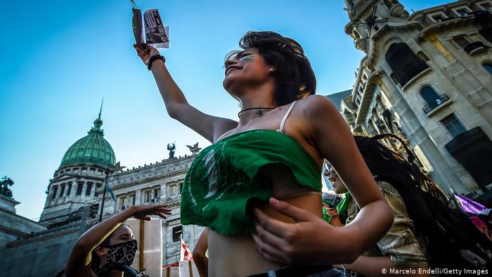 Senado de Argentina despenaliza el aborto hasta la semana 14 de gestación