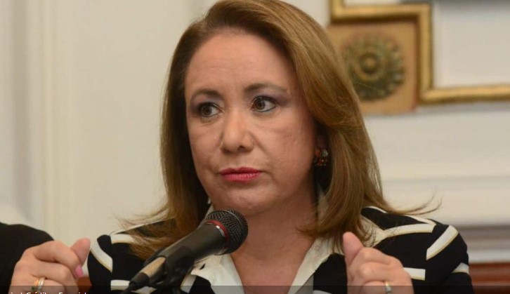 Yasmín Esquivel plagió una tesis y dice que no se avergüenza por ello