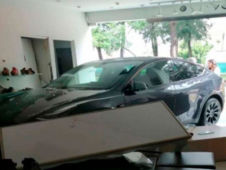 Mujer choca un Tesla en Jalisco valuado en más de un millón de pesos y sin seguro