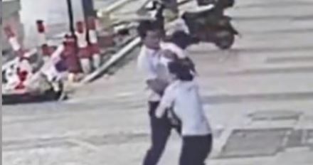(VÍDEO) China: Pequeñita cae desde sexto piso pero es salvada por un peatón
