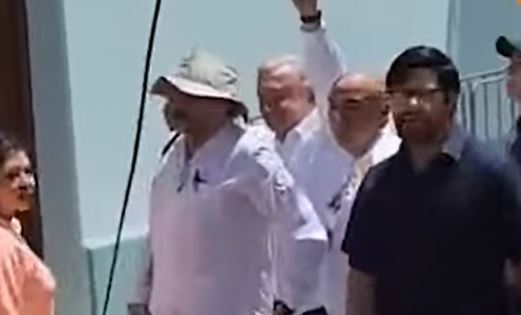 Video. Al coro de "dictador, dictador", reciben a AMLO en Veracruz